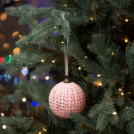 Новорічна куля Novogod'ko, скло, 10 см, світло-рожева, матова, орнамент